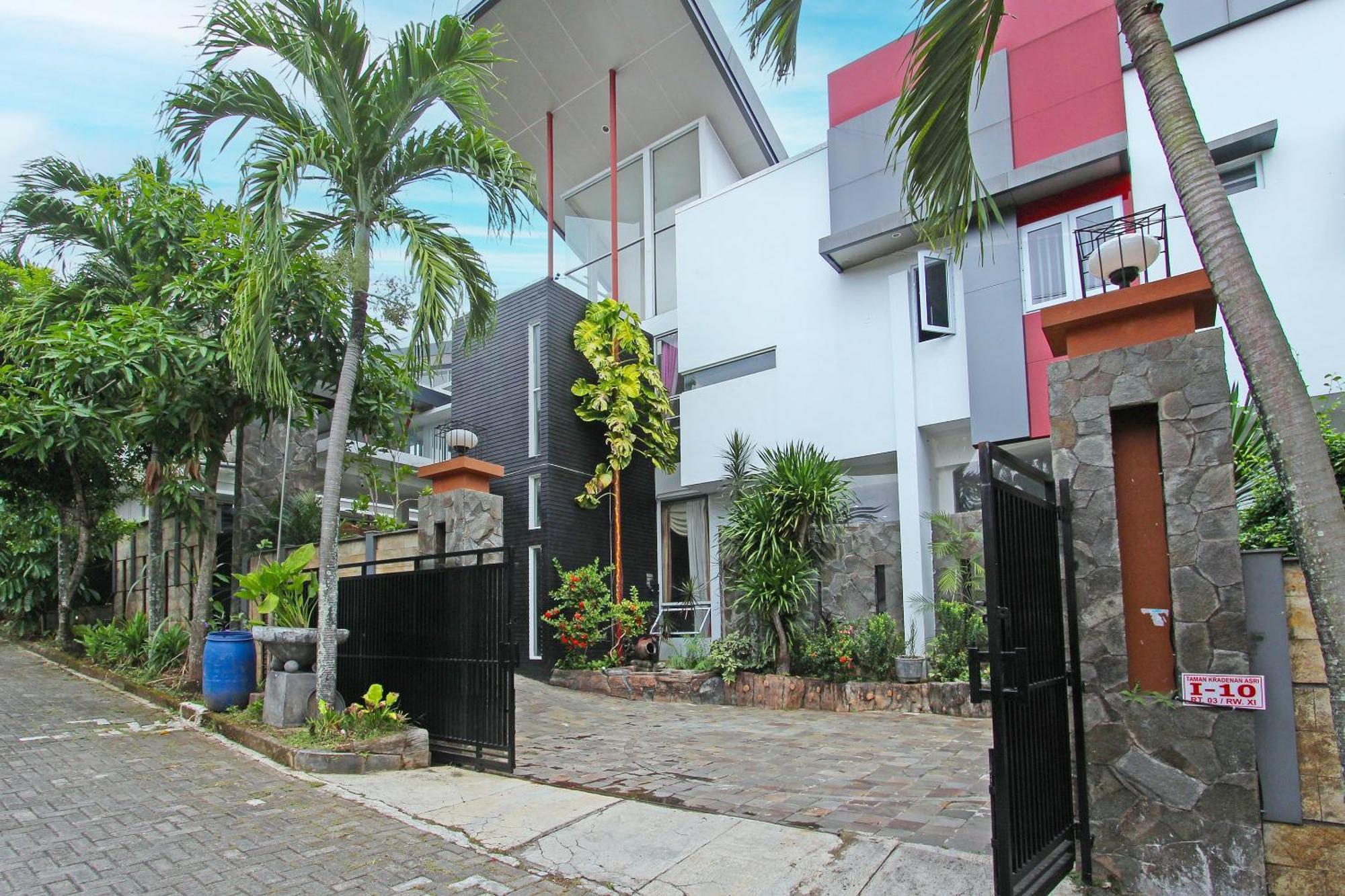 Super Oyo Capital O 91665 D'Prof Exclusive Guesthouse Semarang Eksteriør bilde